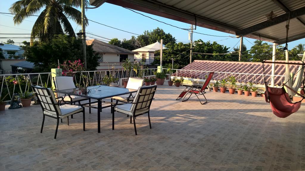 The Red Hut Inn Belize City Room photo