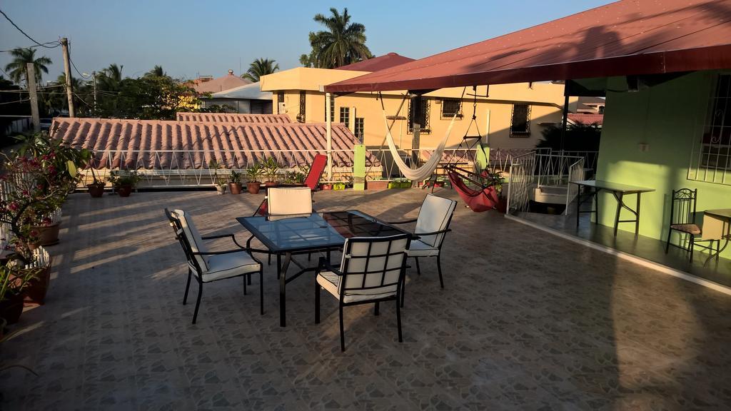 The Red Hut Inn Belize City Room photo
