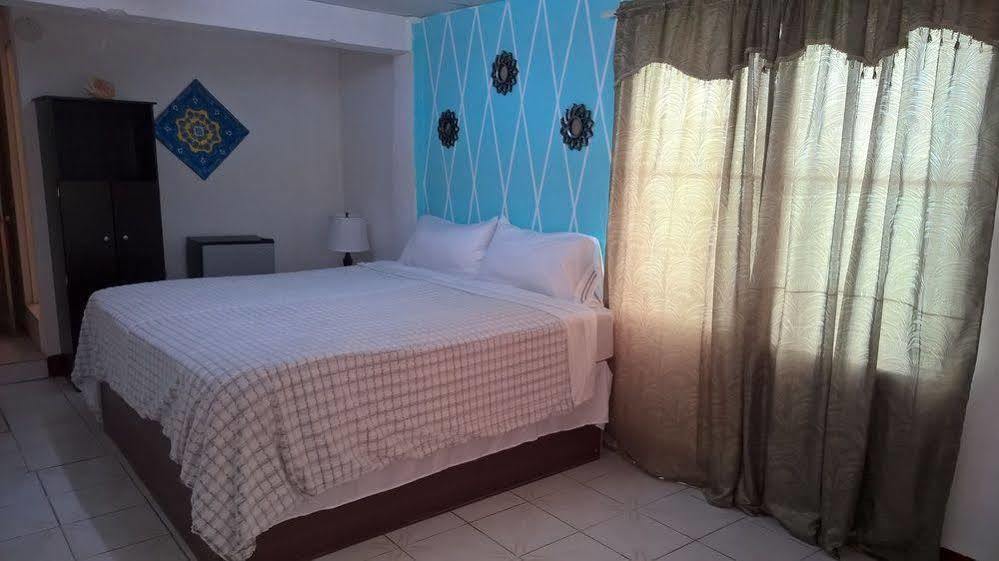 The Red Hut Inn Belize City Exterior photo